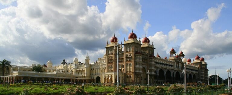 Mysore: Private Palace, Markets & Chamundi Hill Tour