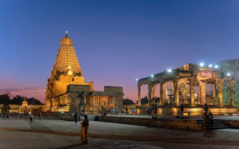 Thanjavur: Private Brihadeeswarar Temple & Artisan Tour